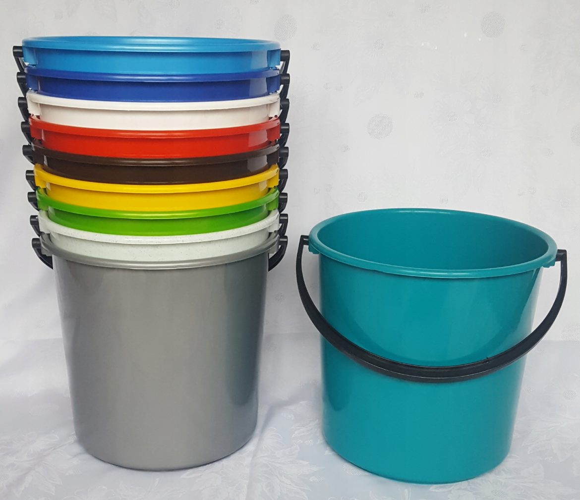 استفاده از سطل پلاستیکی رنگ برای بسته بندی دوغ در فیروزکوه